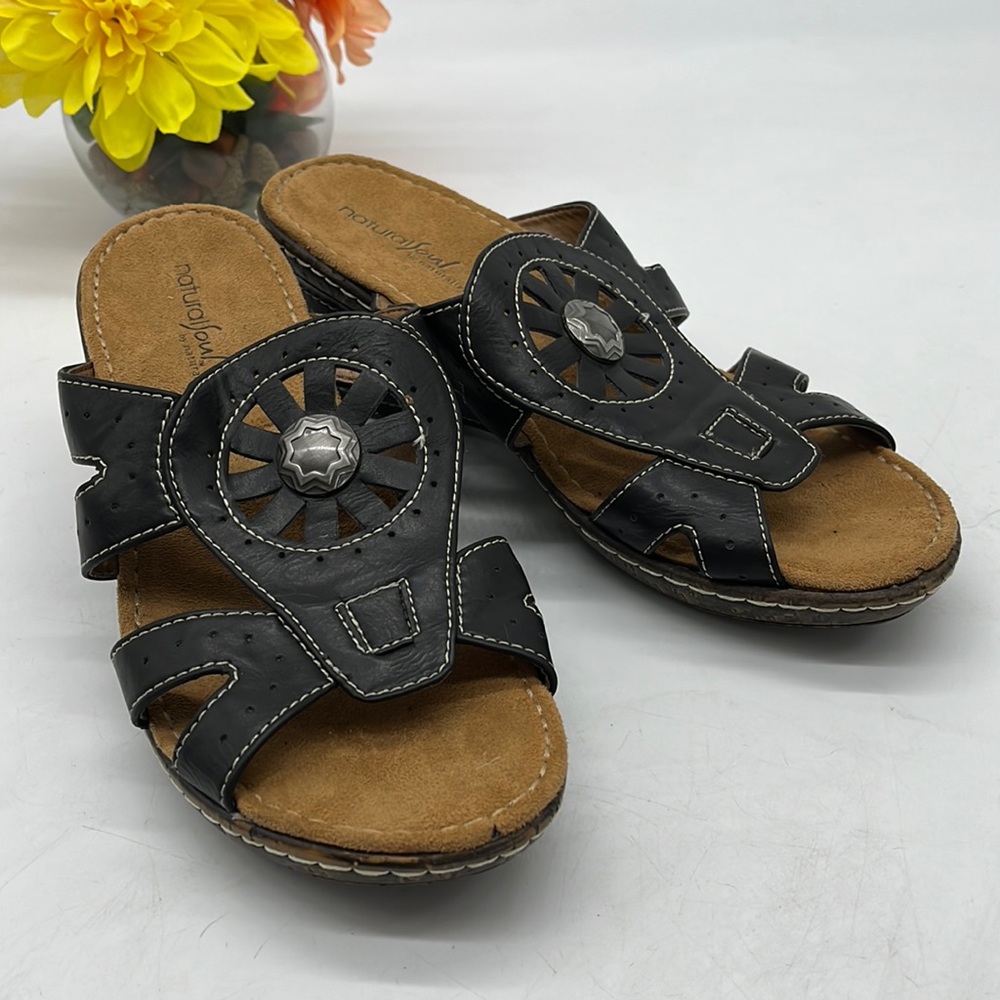 Natural Soul Black Leather Heeled Sandals Metal Accent Women's Size 9.5. BSN3353